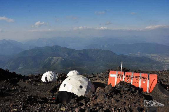 O campo base das expedições que sobem o vulcão Lanín, na região de Junín de Los Andes, na Argentina. A tenda vermelha é do exército argentino
